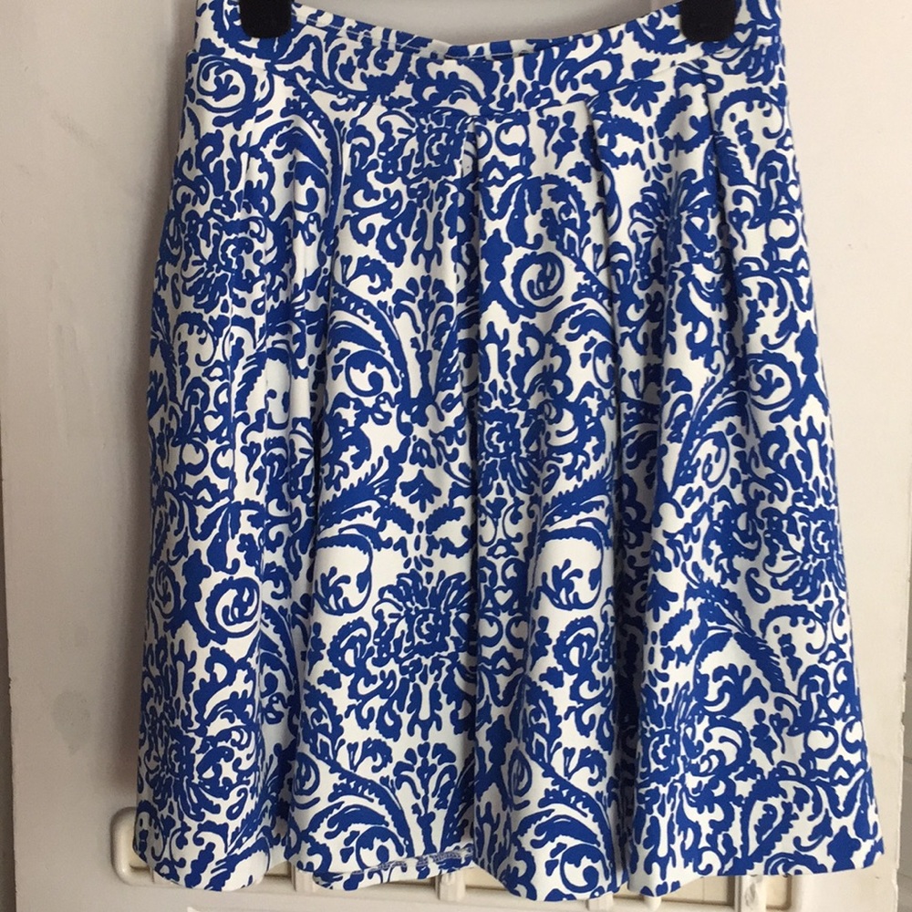 Knee-length blue and white patterned skirt